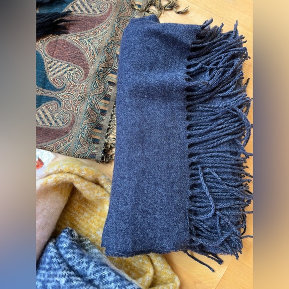9️⃣🧣Lot of 9 Random Scarves-Varying Colors/Sizes/Brands/Materials/Conditions - Picture 15 of 17